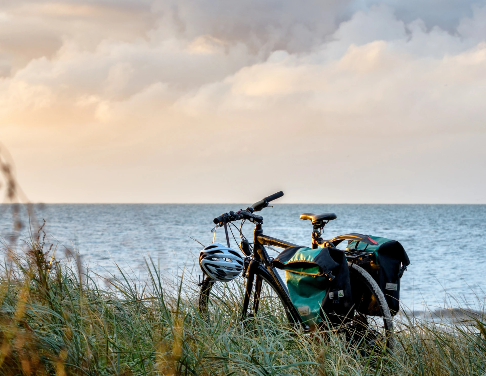 Cykel med packning vid havet