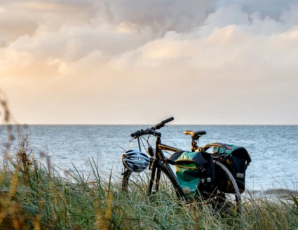 Cykel med packning vid havet