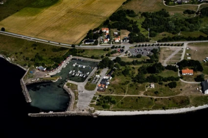 Flygfoto över Smygehuk med hamn och parkering.