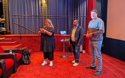 tre personer på röd matta