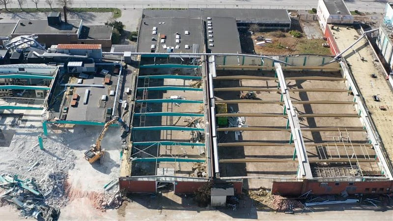 Drönarbild över rivningsarbetet vid gamla Pergofabriken.