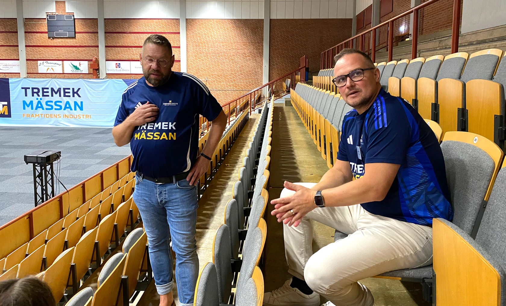två män i idrottshall