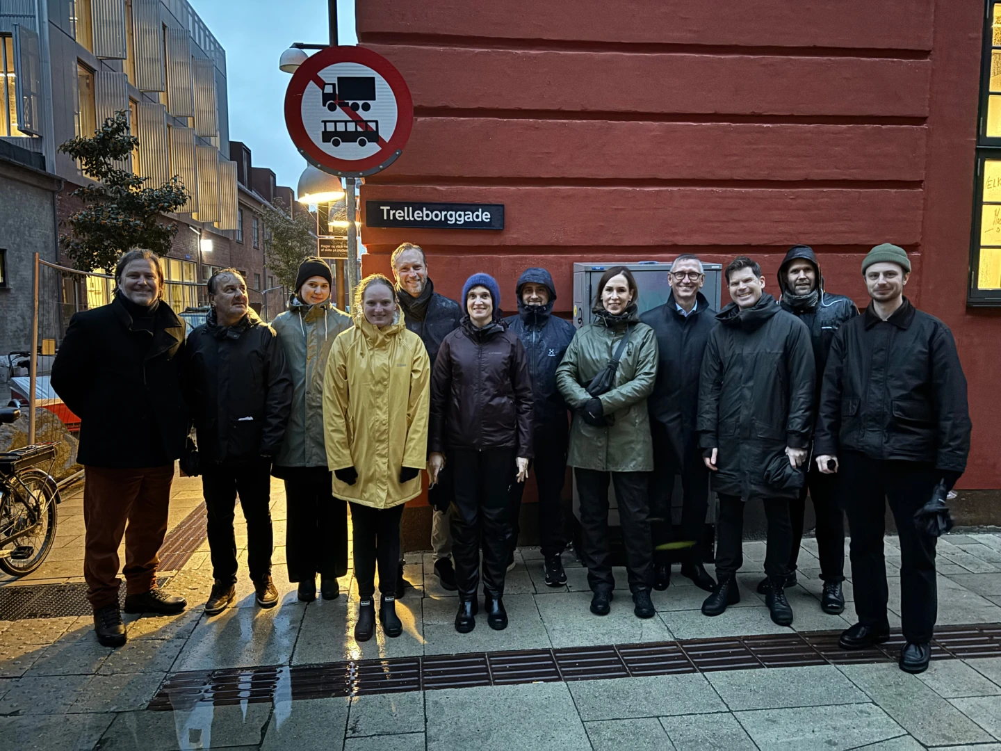 En grupp människor i regn