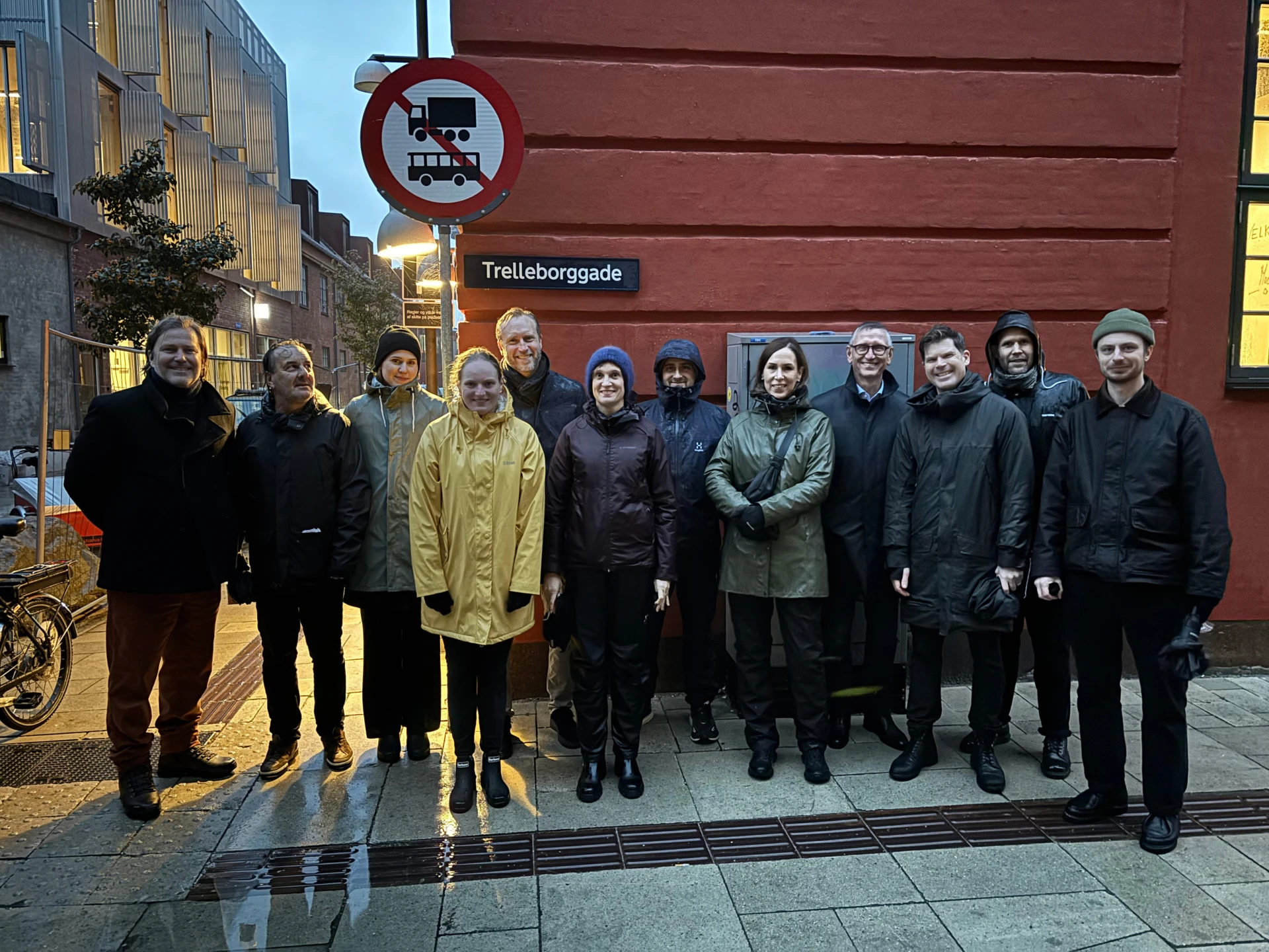 En grupp människor i regn