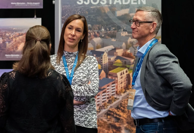 Foto på tre personer som samtalar.
