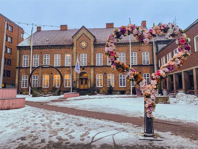 blomsterarrangemang i hjärtform på rådhusplatsen