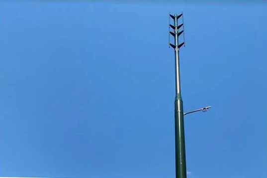 övre delen av en telemast mot blå himmel