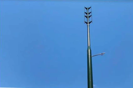 övre delen av en telemast mot blå himmel