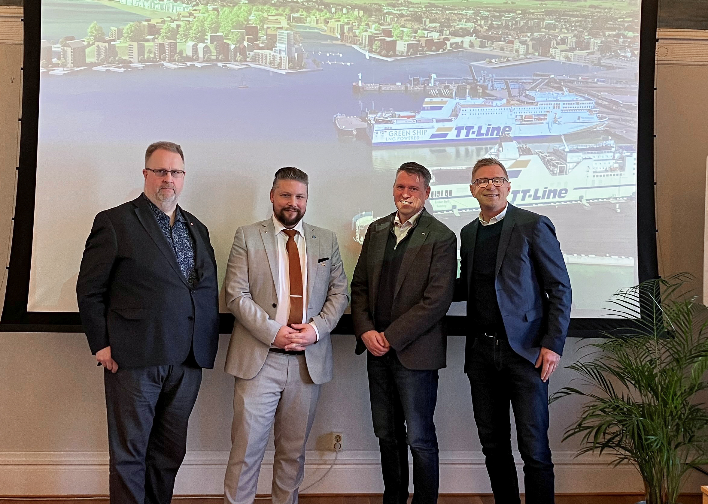 Trelleborg Kuststaden Holding AB. Personer på bild: Lennart Höckert, Mathias Andersson, Henrik Fajerson (Skanska), Anders Borgqvist (OBOS)